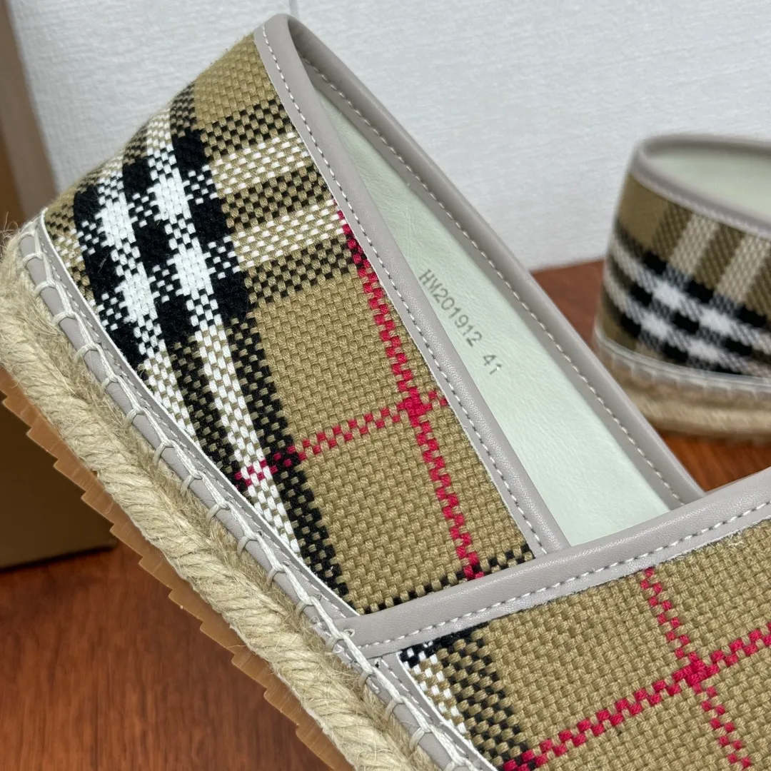 Batch 600 Burberry/Burberry new summer men's embroidered straw fisherman shoes, cool slip-on straw shoes! Encounter British fashion with Burberry espadrilles, a perfect blend of classic and fashionable. The unique printing on the upper is a manifestation of the brand's style. Every color and every pattern tells the story of England. Straw soles bring a natural texture, comfortable and chic. Whether you are strolling in the city streets or heading to the beach for vacation, it can add elegance and charm to you, easily become the center of attention, and start your own fashion journey. Classic knitted canvas upper, with thin calfskin lining suitable for summer, straw lining, genuine leather patch at the bottom of the heel, hemming technology, and Mark stitching details! Anti-slip rubber bottom layer, integrated injection molding of large LOGO letters and badges, multiple colors and styles to choose from, complete package! Size: 39-40-41-42-43-44 Normal size Item number: 2025-5 knitted brown